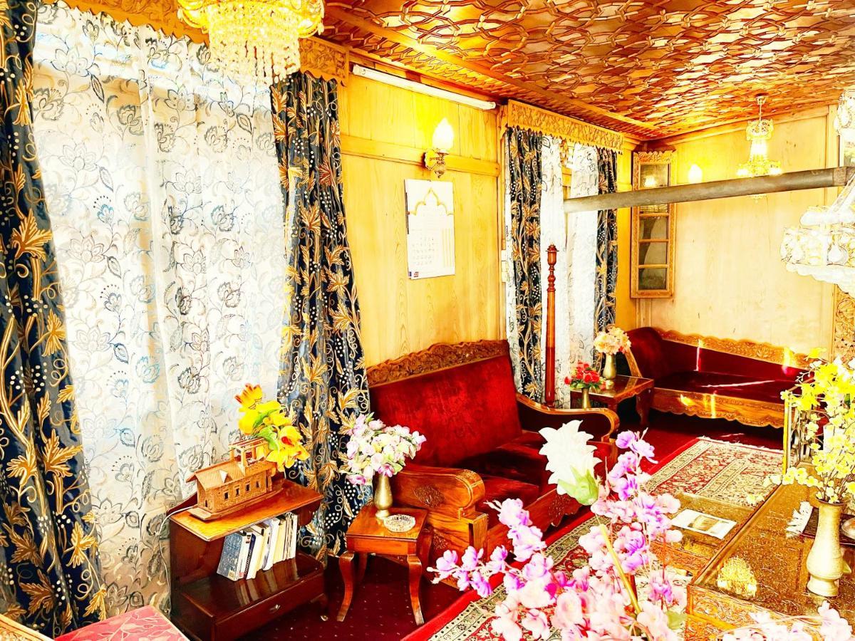 Lake Victoria Houseboats Bed & Breakfast Srīnagar Eksteriør bilde